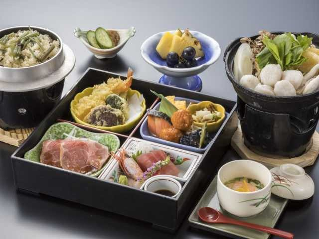 お得なランチセットを食べよう!