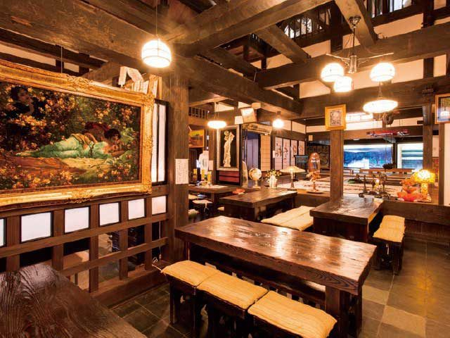 美術品に囲まれた旧家のレストラン「百穂苑」