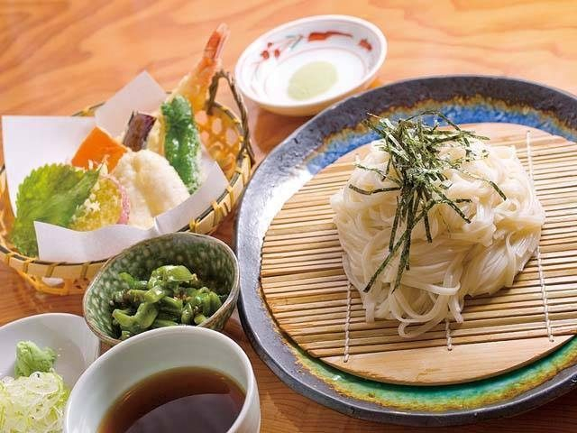 ツルリとした喉ごしの稲庭うどん「お食事処藤八堂 珈琲館ぱにあ」