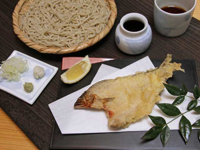 自慢の二八そばをたぐろう「自家製粉 手打蕎麦の店 角館そば」