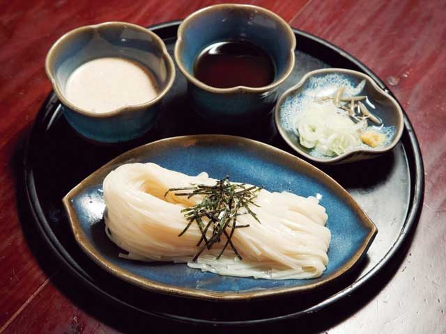 ゴマと醤油、2つの味を食べ比べ「お食事処 桜の里」