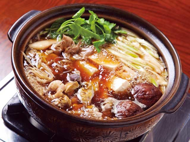 比内地鶏の肉をまるごと鍋で食べる !「郷土料理芝良久」