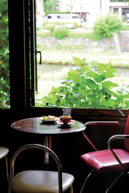 緑に包まれ幻想的な雰囲気が漂う「ふかくさ」