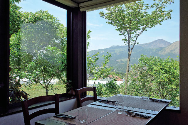 【阿蘇×絶景レストラン】日替わりコースと阿蘇山の景観を楽しむ「ASOスローフード自然派レストラン イロナキカゼ」