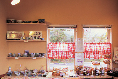 【湯布院×パン】焼きたてのオリジナルパンが並ぶ「グランマ&グランパ」