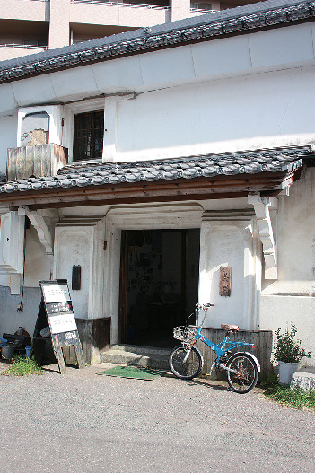 土蔵をリノベーションしたカフェ「一茶寮」