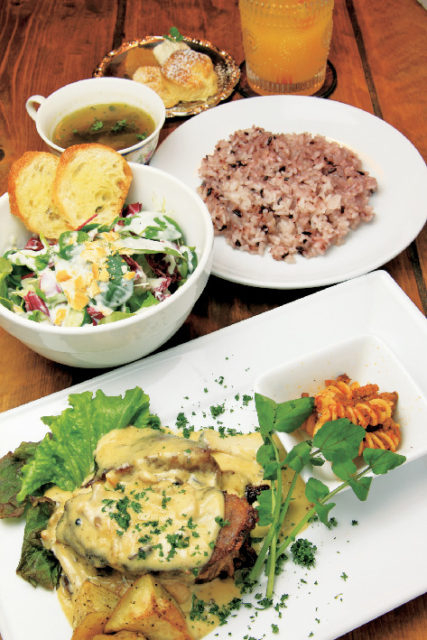 【阿蘇×こだわり雑貨が並ぶカフェ】手作りのアイデアが詰まったカラフルパーツ「walet」