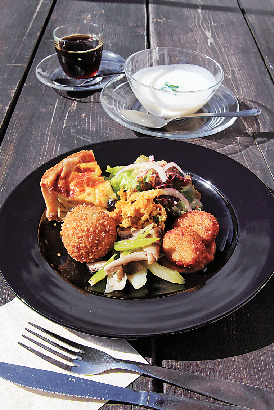 【阿蘇×こだわり雑貨が並ぶカフェ】クラシカルな建物に似合うアンティーク雑貨「Café Tien Tien」