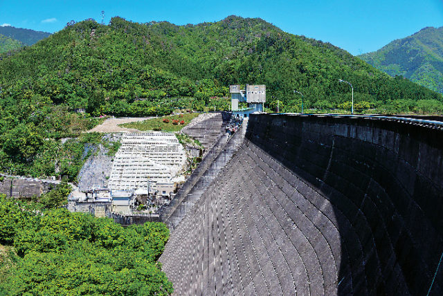 【東近江×観光】自然公園もあるダム湖を眺めて散策「永源寺ダム」