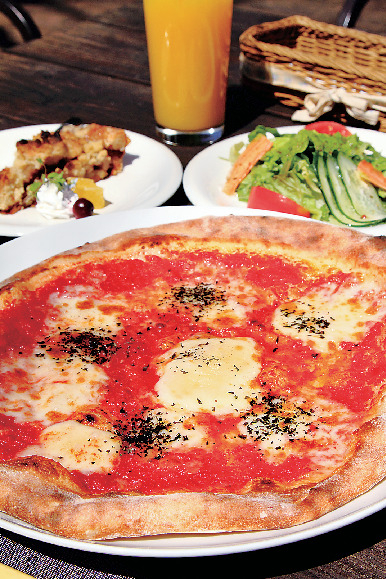 溶岩石窯ピッツァ 轍