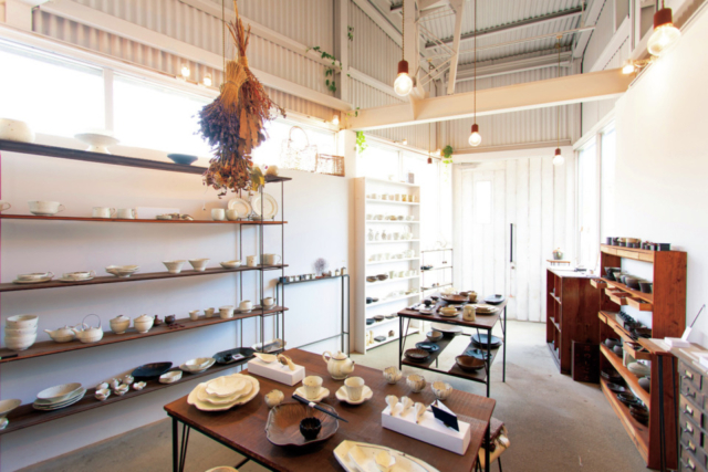 【信楽焼×観光スポット】土の風合いを活かした優しい器「器のしごと」