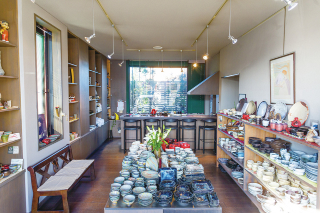 【信楽焼×観光スポット】鮮やかな色使いの器が人気「ギャラリーYASUO」