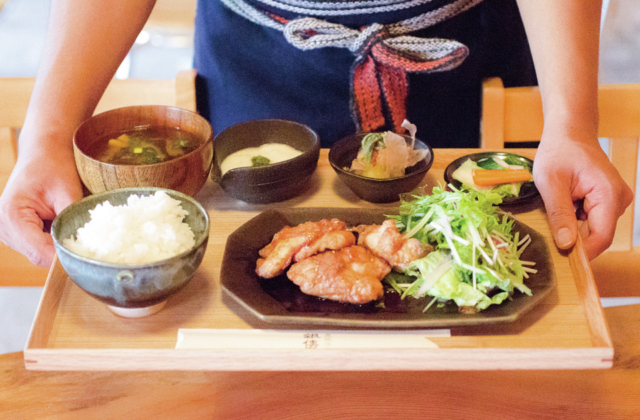 【信楽×ランチ&カフェ】特製羽釜で炊いた近江米を作家ものの器でいただこう「釜炊近江米 銀俵」