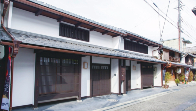 【黒壁スクエアの「うらくろ通り」】まちやの宿いろは