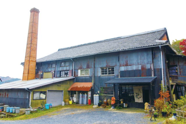 【信楽×観光スポット1】元明治師範学校のギャラリーを訪ねよう「ギャラリー陶ほうざん」