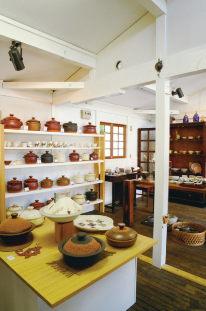 【信楽焼×観光スポット】多彩な土鍋や個性豊かな器たち「クラフトウブウブ」