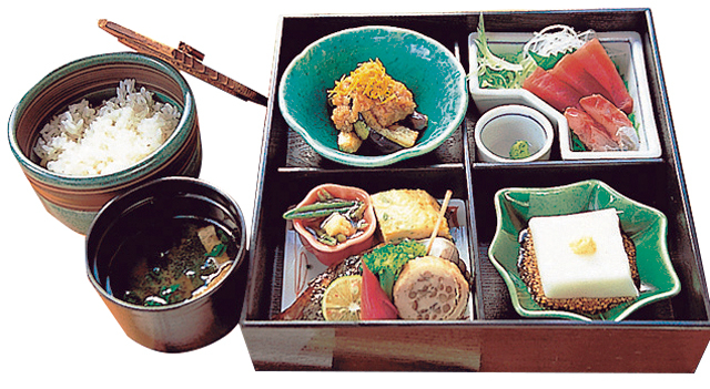 自慢のごま豆腐をいただこう「お食事処 源八」