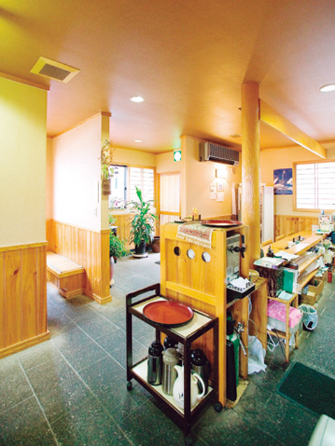 自慢のごま豆腐をいただこう「お食事処 源八」