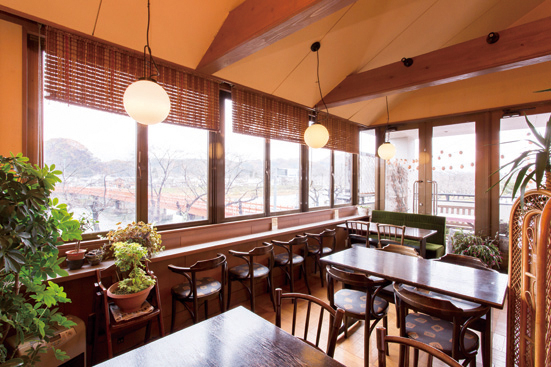 桜並木が一望できる喫茶店「洋菓子&オムライス プチ・フレーズ」