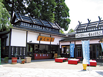 目の前に桧木内川の桜並木が広がる甘味処「角館甘味茶房 くら吉」