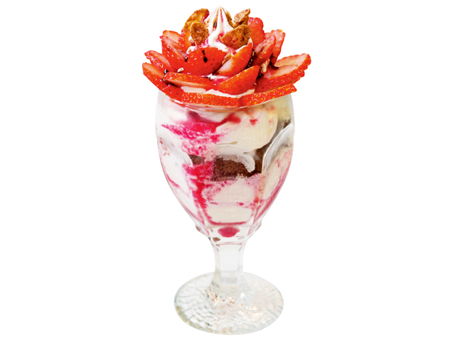 青果店の店内でフレッシュ果実のデザートを「フルーツパーラー角館 さかい屋」