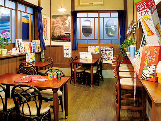 青果店の店内でフレッシュ果実のデザートを「フルーツパーラー角館 さかい屋」