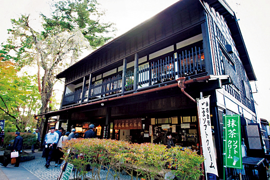 みやげ品から甘味まで豊富にそろう「武家屋敷の茶屋」