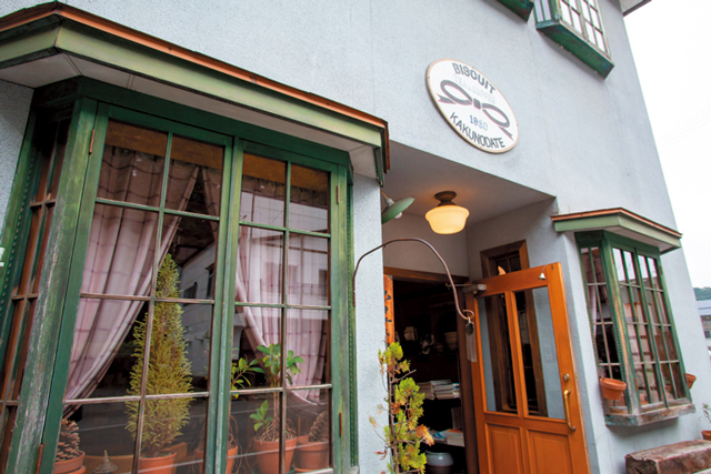 駅近カフェの手作りスイーツを堪能「びすけっと」