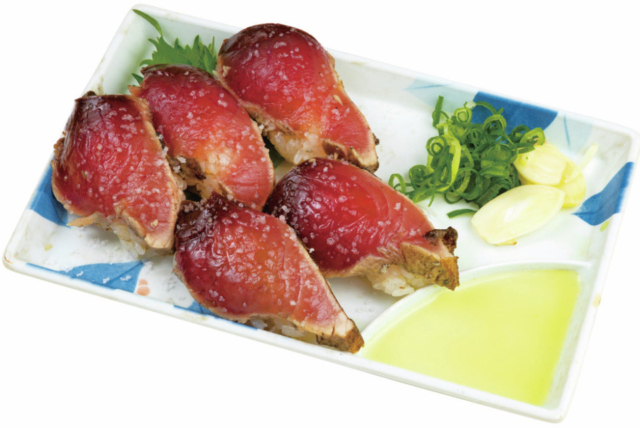 【ひろめ市場のおすすめ名物グルメ】A:藁焼きの塩タタキを焼きたてでかっくらう「藁焼き鰹たたき明神丸 ひろめ店」