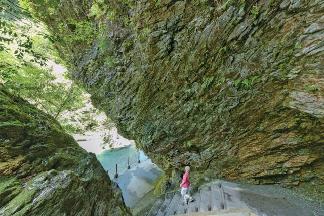 渓谷美と自然のオブジェ爆音の滝に感動!「中津渓谷」
