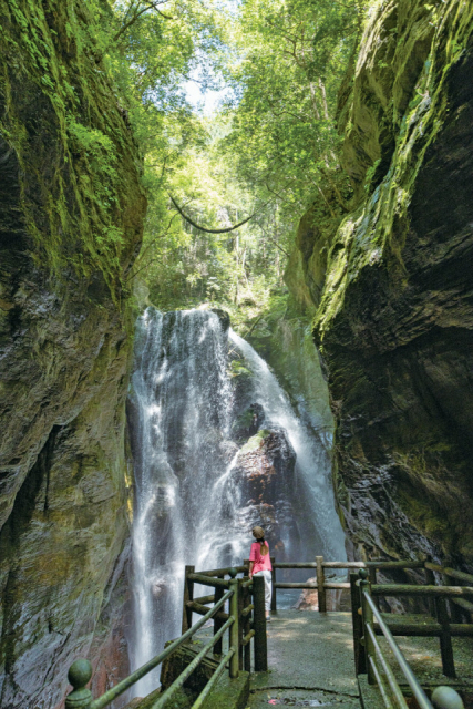 渓谷美と自然のオブジェ爆音の滝に感動!「中津渓谷」