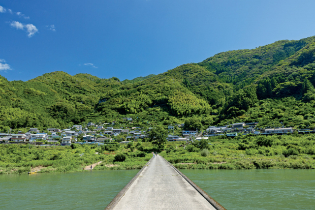 集落と沈下橋のコントラストが美しい「浅尾沈下橋」