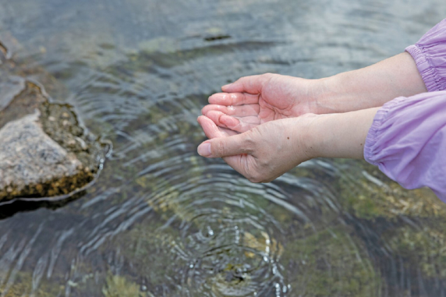 集落と沈下橋のコントラストが美しい「浅尾沈下橋」