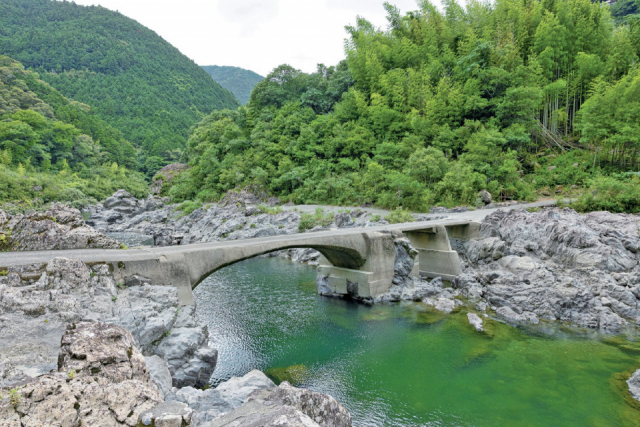 周囲の岩々に溶け込む「久喜沈下橋」