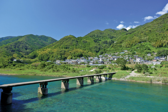 集落と沈下橋のコントラストが美しい「浅尾沈下橋」