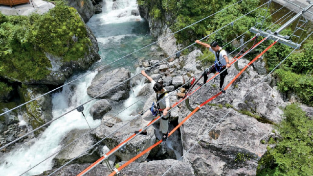 吊り橋とジップラインで絶叫体験「ニヨフラ」