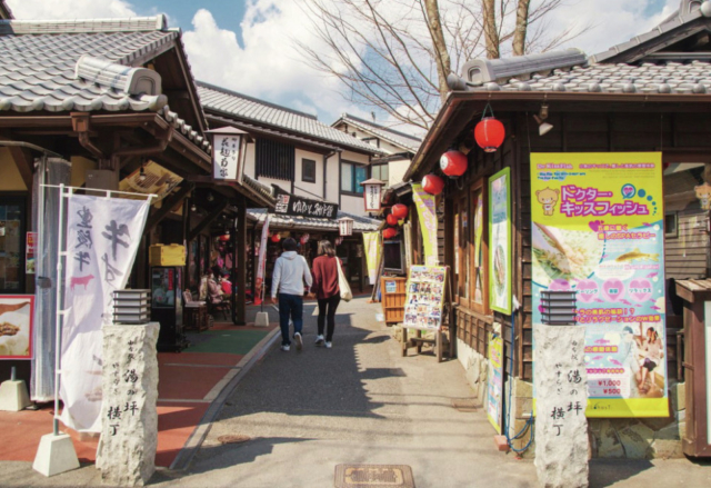 【由布院・湯の坪街道×観光】個性的な店舗が建ち並ぶ「やすらぎ湯の坪横丁」