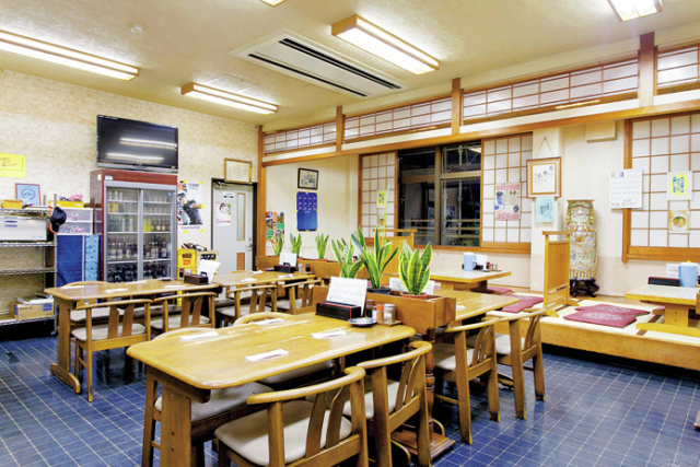 【倉吉・牛骨ラーメンの人気店】お食事処 香味徳