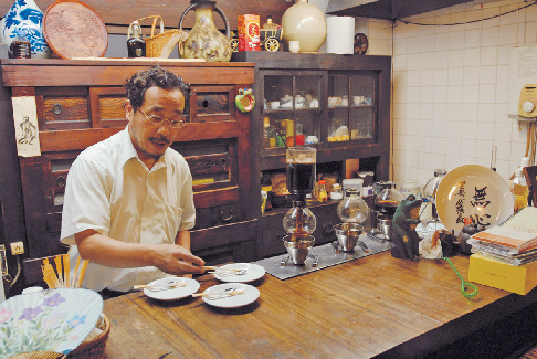 【三朝温泉の観光スポット】アンティークに囲まれて一服「茶房・木木」