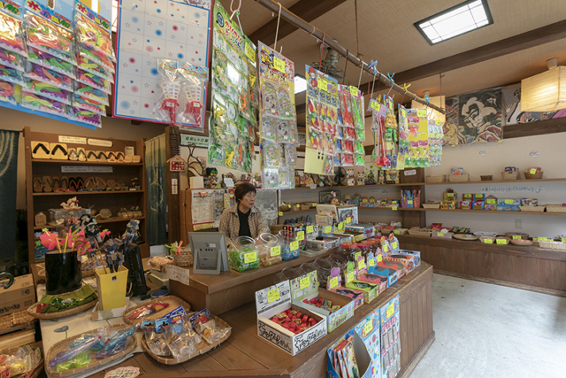 【三朝温泉の観光スポット】昭和の雰囲気満載の駄菓子屋「てりふり屋」