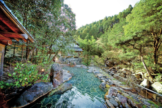 渓流沿いの露天風呂は爽快!「しいばの湯」