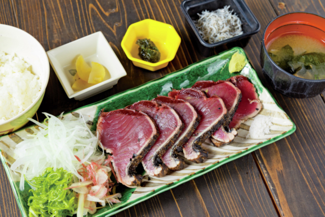 カツオの藁焼き体験が楽しめる「土佐タタキ道場」