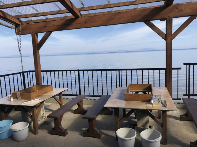 漁師直営の カキ小屋でたらふくカキ焼き「勇栄丸」