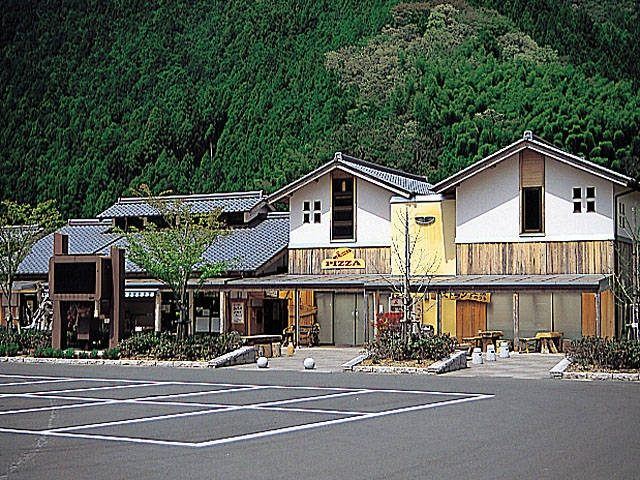 【高知×道の駅】木のぬくもりが伝わる20畳の畳敷き休憩所でのんびり「道の駅 土佐さめうら」