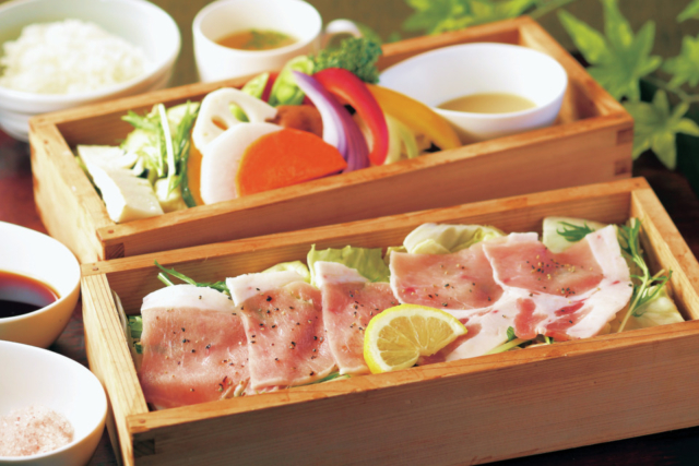 【湯布院グルメ×宿の食事処】ホクホクのせいろ蒸しを自家製ソースで「えんじ」