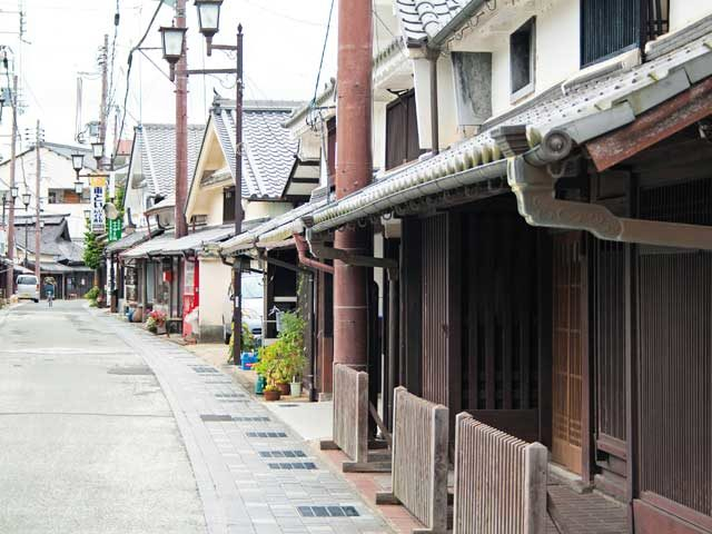 【篠山×城下町観光】白壁や千本格子が美しい街並み「河原町妻入商家群」