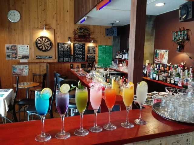 目にもおいしい名物”七湯カクテル”を「SHOT BAR&FOOD伽羅」