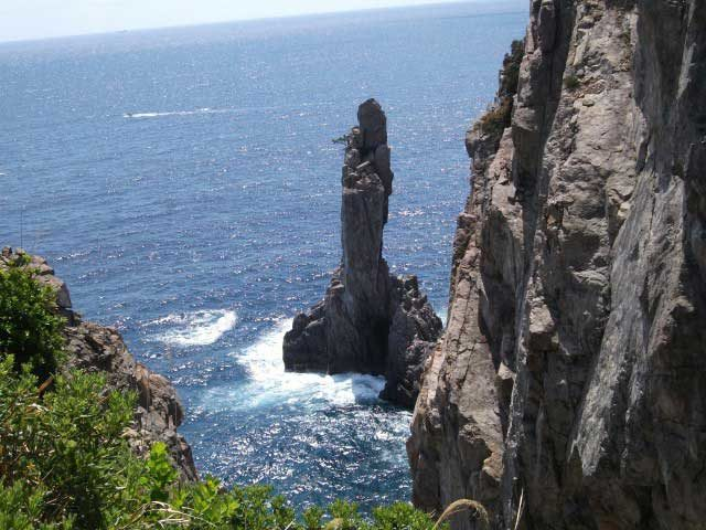 【高知・宿毛&大月×観光】神秘的な観音岩が見守る断崖「大堂海岸」