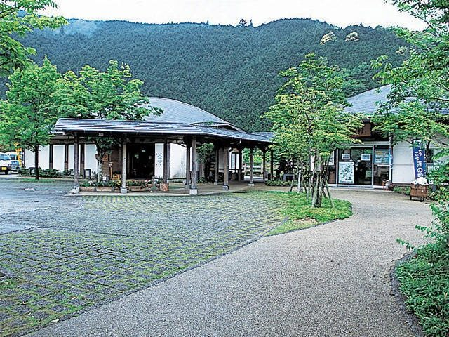 【高知×道の駅】石の風車が目印で眼下には四万十川の清流が広がる「道の駅 四万十大正」