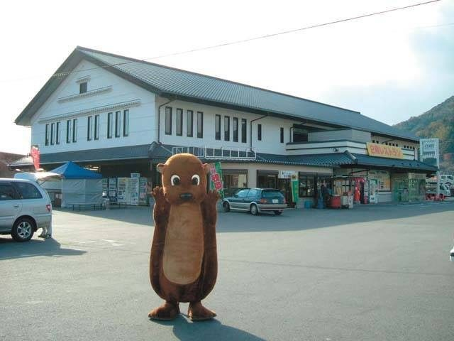 【高知×道の駅】焼きガツオに鍋焼きラーメン、地元産果物のアイスクリンも「道の駅 かわうその里すさき」